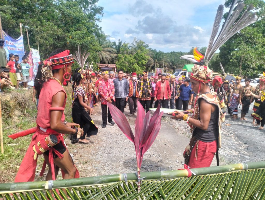 Semangat Syukur dan Kebersamaan Warnai Gawai Dayak Berape Sawa Ke-V di Desa Maribas whatsapp image 2026 05 30 at 16.42.10 (1)
