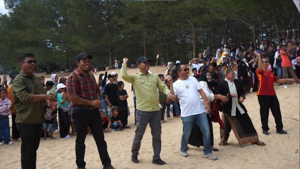 Festival Pantai Perang Telur Penyu 2026 Berlangsung Meriah, Padukan Pelestarian Budaya dan Konservasi Penyu di Pesisir Paloh whatsapp image 2026 07 08 at 09.02.34