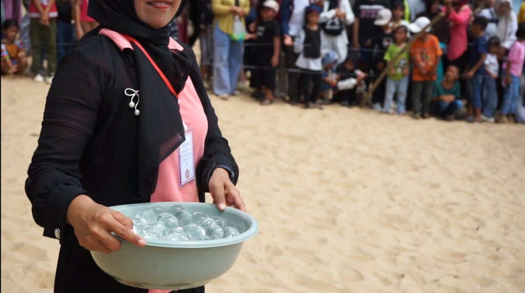 Festival Pantai Perang Telur Penyu 2026 Berlangsung Meriah, Padukan Pelestarian Budaya dan Konservasi Penyu di Pesisir Paloh whatsapp image 2026 07 08 at 09.05.16